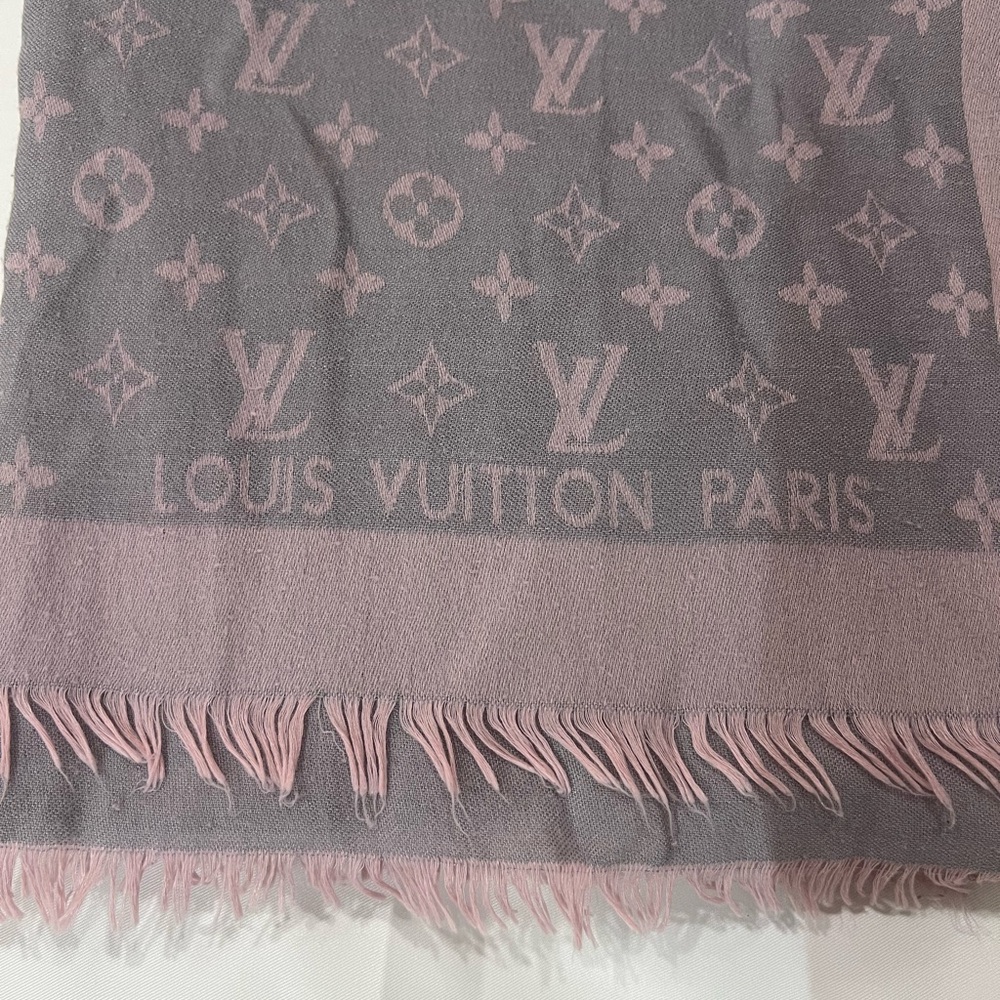 Louis Vuitton monogram shawl in soft grey and blush pink tones - Picture 10 of 15